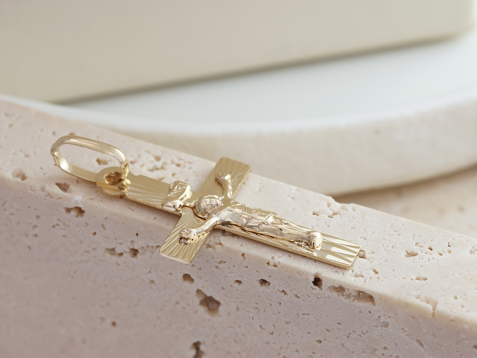 Krzyżyk złoty z Jezusem, pr. 585