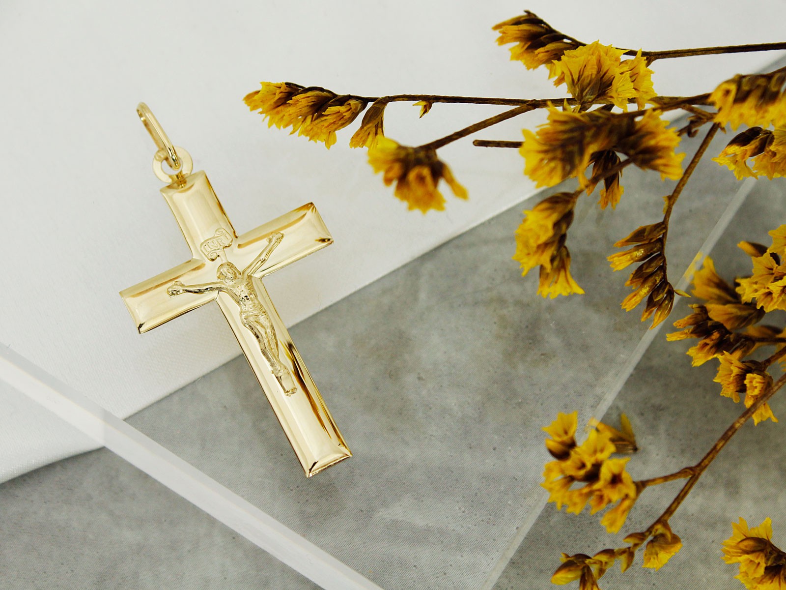 Krzyżyk złoty z Jezusem, pr. 585